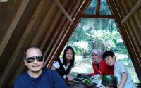 Tempat makan enak suasana hutan di lembang Juli 2018